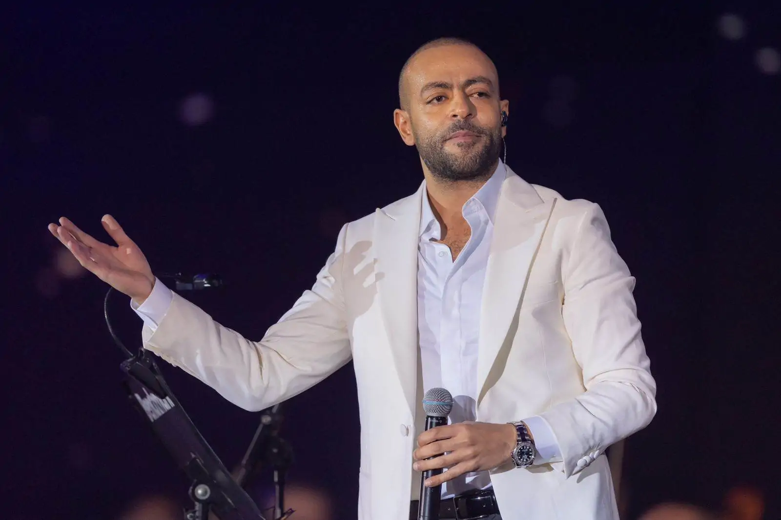 تامر عاشور: أنا شرقي جدًا مع لبس مراتي.. وهى بتراقب تليفوني